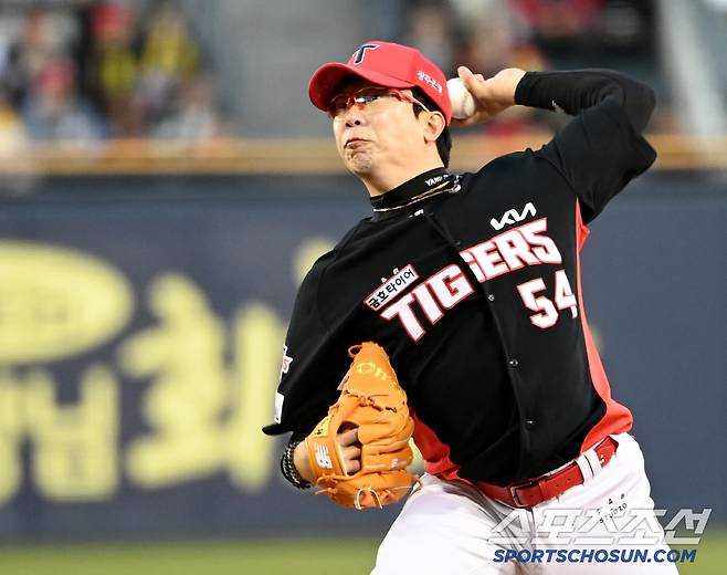 4일 잠실야구장에서 열린 KIA와 LG의 경기, KIA 선발투수 양현종이 역투하고 있다. 잠실=허상욱 기자 wook@sportschosun.com/2025.04.04/