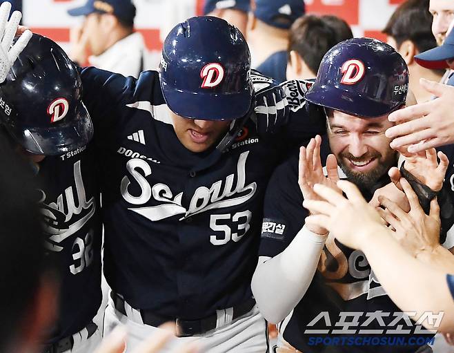 24일 서울 고척스카이돔에서 열린 두산-키움전. 7회초 1사 1, 2루 김재환이 스리런포를 친 후 양석환, 케이브와 함께 축하를 받고 있다. 사진=정재근 기자 cjg@sportschosun.com