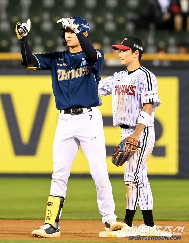 23일 잠실야구장에서 열린 NC와 LG의 경기, 9회초 NC김주원이 2루타를 치고 기뻐하고 있다. NC의 이날 경기 첫안타였다. 잠실=허상욱 기자wook@sportschosun.com/2025.04.23/