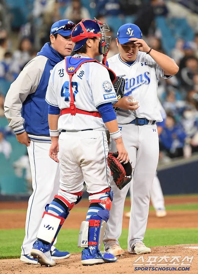 6회 1사 2,3루 투구수가 100개 다다른 선발 최원태가 마운드에서 결국 내려오고 있다.