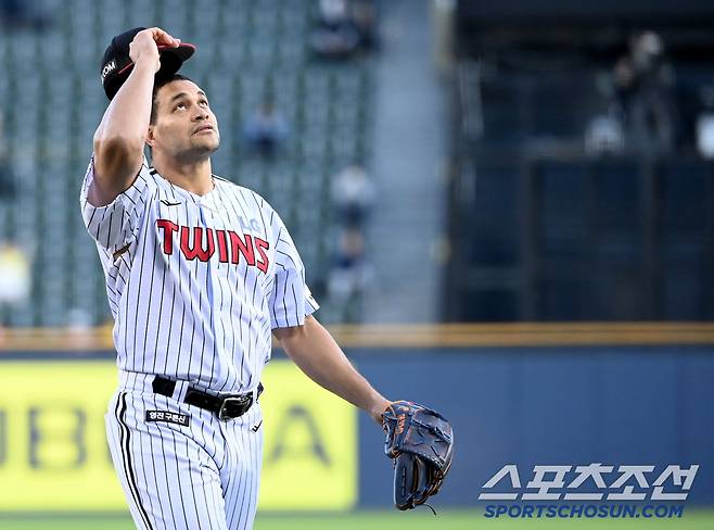 24일 잠실야구장에서 열린 NC와 LG의 경기, 1회초 1사 만루의 위기를 넘긴 LG 치리노스가 기뻐하고 있다. 잠실=허상욱 기자wook@sportschosun.com/2025.04.24/