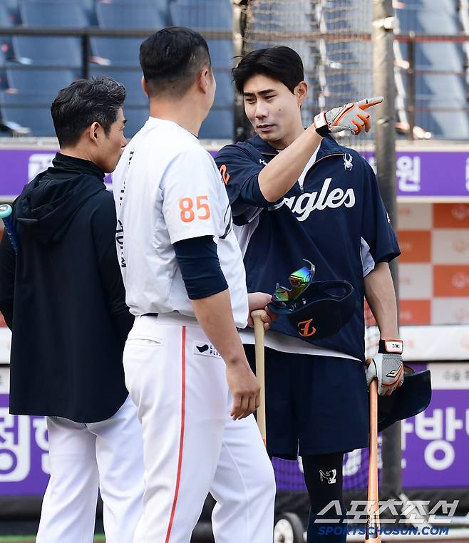 25일 대전 한화생명볼파크에서 열리는 한화와 KT의 경기. KT 선수들과 인사를 나누는 한화 심우준. 대전=송정헌 기자songs@sportschosun.com/2025.04.25/