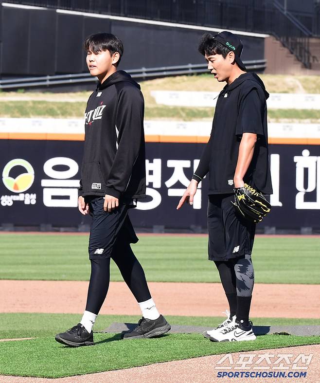 25일 대전 한화생명볼파크에서 열리는 한화와 KT의 경기. 대전 신구장 마운드 체크하는 KT 소형준, 우규민. 대전=송정헌 기자songs@sportschosun.com/2025.04.25/