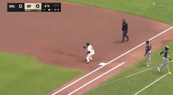 옐리치의 타구를 포구하는 이정후. ⓒNBC