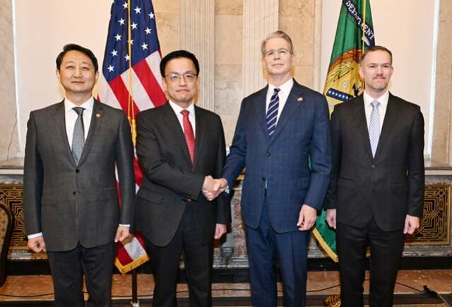 정부는 미국 측에 에너지, 조선 분야 협력을 제안하면서 상호관세와 품목별 관세 조치에 대한 면제를 요청했다. (왼쪽부터) 안덕근 산업통상자원부 장관, 최상목 경제부총리 겸 기획재정부 장관, 스콧 베선트 재무부 장관, 제이미슨 그리어 무역대표부(USTR) 대표. /뉴시스