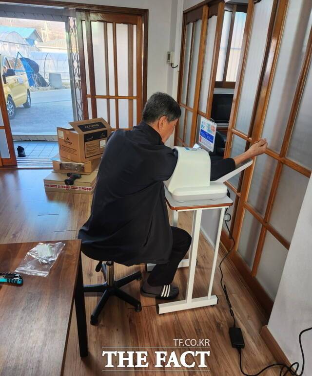 아산시가 읍·면지역 경로당에 설치한 자동혈압측정기를 사용하는 모습./아산시