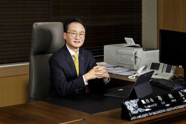 이환주 국민은행장이 어느덧 취임 100일을 넘어선 가운데 올해 빼앗긴 리딩뱅크 자리 탈환을 위한 움직임으로 분주하다. /KB국민은행