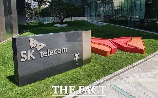 SK텔레콤이 오는 28일부터 전 고객을 대상으로 유심 무료 교체를 포함한 고객 보호조치를 시행한다. /더팩트DB