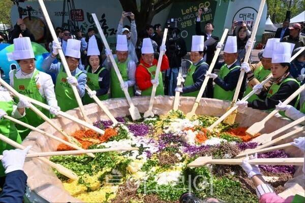 산나물축제 대형 비빔밤/투어코리아뉴스 정명달 기자
