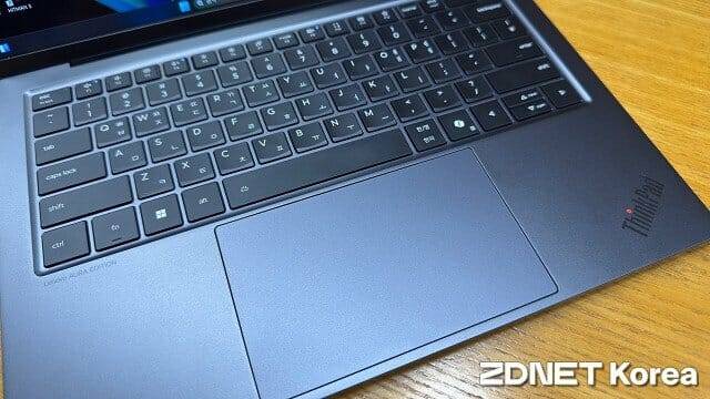 키보드는 6열 구성이며 트랙포인트가 빠졌다. (사진=지디넷코리아)