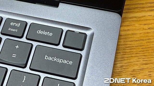 키보드 우측 상단의 전원 버튼은 지문인식 센서를 겸한다. (사진=지디넷코리아)
