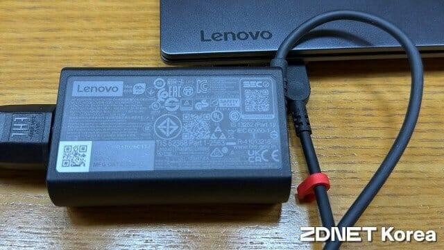 기본 제공 어댑터는 최대 65W 출력이 가능하며 GaN 반도체로 부피를 줄였다. (사진=지디넷코리아)