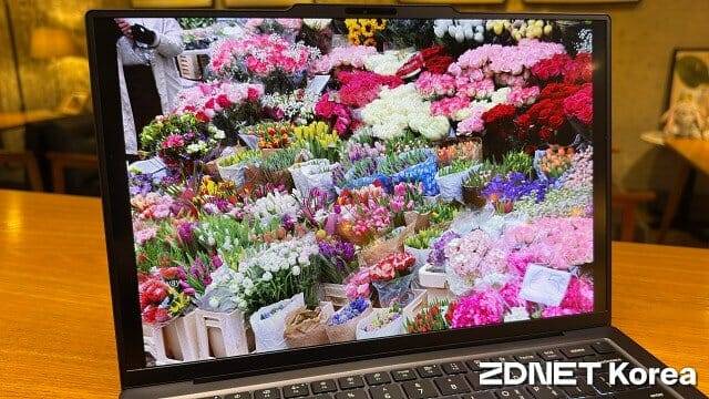 기본 디스플레이는 14인치 WUXGA(1920×1200 화소) OLED다. (사진=지디넷코리아)