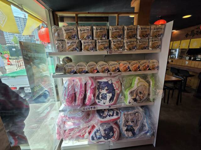 팝업 스토어 한켠에는 특제라면 봉지와 컵라면이 있고, 대책위원회 굿즈도 있다.