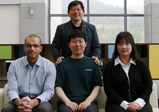 세계 처음 차세대 페로브스카이트 베타전지를 개발한 DGIST 인수일 교수(뒷줄)연구진. (사진=DGIST)