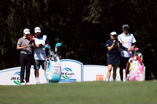 이와이 아키에(왼쪽)와 치사토 쌍둥이 자매는 올해 LPGA 투어에서 돌풍을 일으키고 있다. AFP연합뉴스