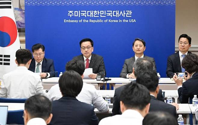 최상목 경제부총리 겸 기획재정부 장관이 안덕근 산업통상자원부 장관과 24일(현지시간) 미국 워싱턴D.C. 주미대사관에서 한미 2+2 통상협의 관련 합동브리핑을 하고 있다.(출처:기획재정부)