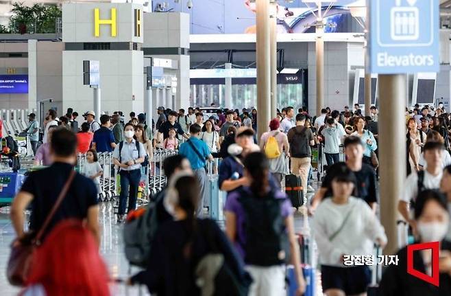 지난해 8월5일 인천국제공항 제1여객터미널이 여행객들로 붐비고 있다. 강진형 기자