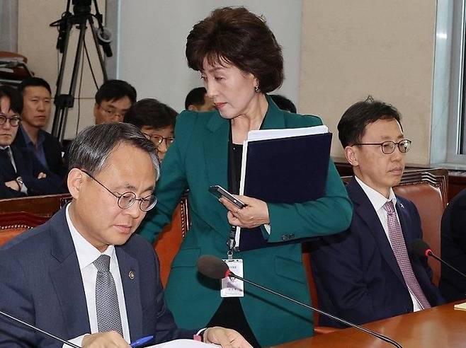 박선영 진실화해를위한과거사정리위원회 위원장이 24일 서울 여의도 국회에서 열린 행정안전위원회 전체회의에서 '5·18 북한군 개입설'과 관련한 답변을 이유로 퇴장 명령을 받은 뒤, 이석하고 있다. 연합뉴스