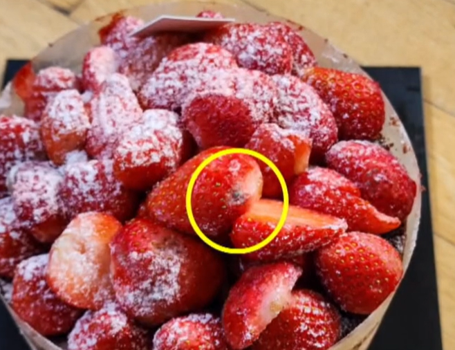 대전지역 대표 빵집 성심당의 인기 케이크인 딸기 시루에서 곰팡이가 발견됐다. 채널A 캡처