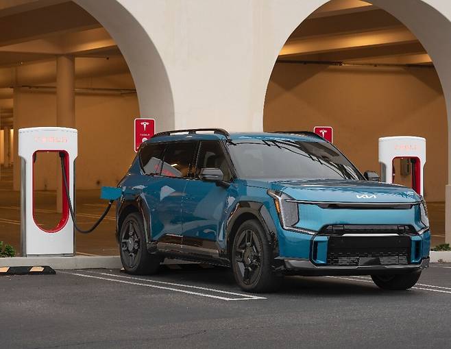 기아 EV9이 테슬라 슈퍼차저에서 충전하고 있는 모습