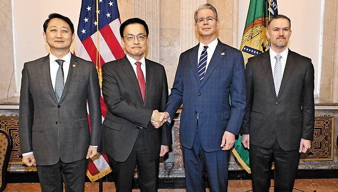 24일 미국 워싱턴 DC 재무부 청사에서 열린 한미 '2+2 협의'에서 참석자들이 기념 촬영을 하고 있다. 왼쪽부터 안덕근 산업부 장관, 최상목 경제부총리, 스콧 베선트 미 재무장관, 제이미슨 그리어 무역대표부 대표. /기획재정부