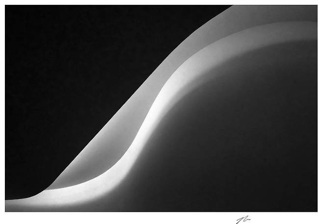 경기도 파주 미메시스 아트 뮤지엄, 인체의 곡선처럼 부드럽게 휘어진 광선을 강조했다. 2023년./ 사진가 백상현