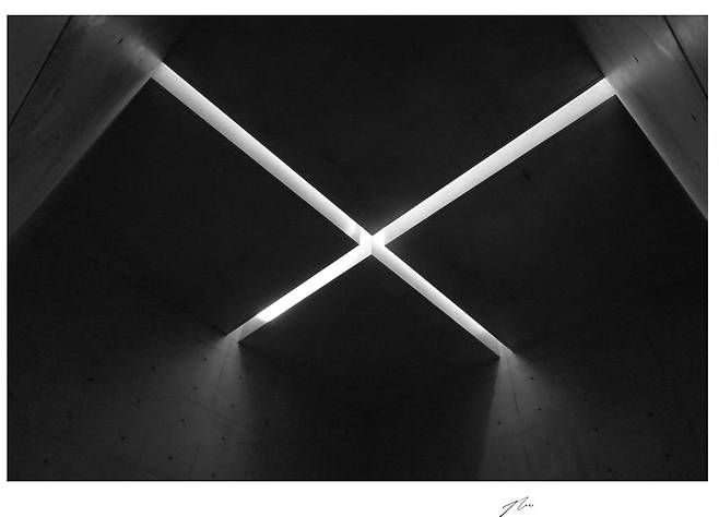 백상현이 촬영한 원주 뮤지엄 산, 천장에서 들어오는 햇빛을 십자가로 형상화한 건축가 안도 다다오의 건축이다. 2023/ 사진가 백상현