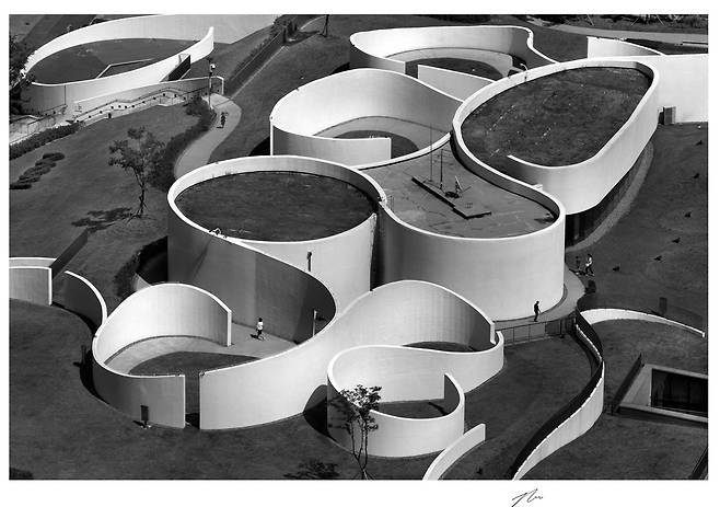 백상현이  2023년 촬영한 인천 국립세계문자박물관, 두루마리 종이가 펼쳐진 독특한 건축 양식이 강조되도록 촬영했다./사진가 백상현