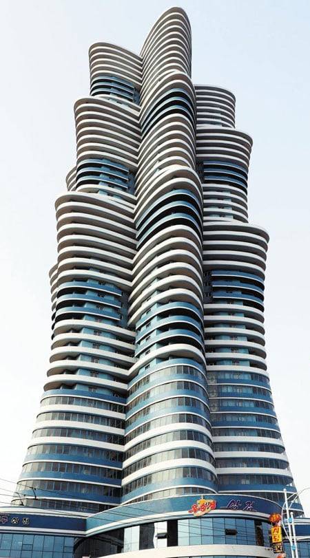 평양의 미래과학자거리를 대표하는 53층 아파트의 모습. /조선일보 DB