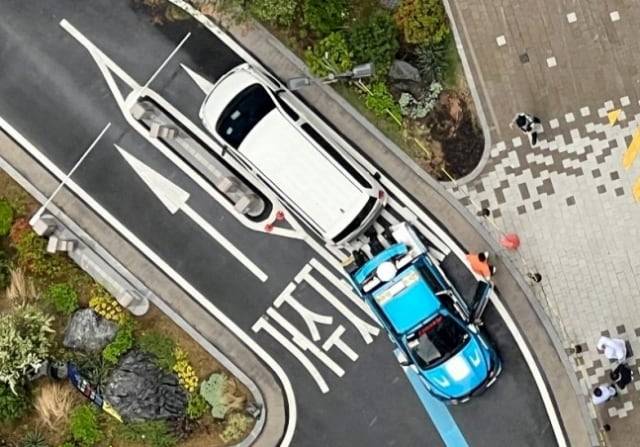 인천시 서구 한 아파트 지하주차장 입구를 막고 있던 스타렉스 차량이 견인되고 있다. /보배드림