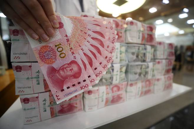 서울 중구 하나은행 위변조대응 센터에서 직원이 위안화와 달러화를 정리하고 있다. /뉴스1