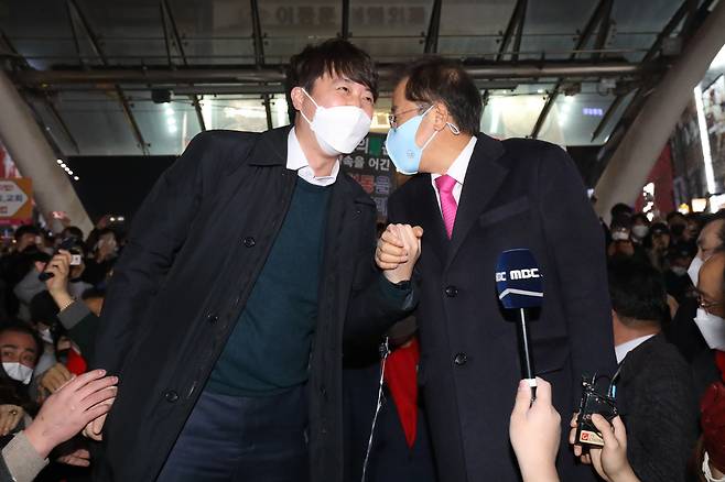 사진은 지난 2022년 이준석 당시 국민의힘 대표(왼쪽)와 홍준표 의원이 손잡고 시민들과 인사하는 모습. /뉴스1