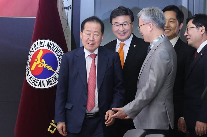 지난 22일 대권 주자 중에서는 처음으로 서울 용산구 대한의사협회를 찾아 김택우 의협 회장과 만난 홍준표 후보. 그는 의료계 요구 4가지를 모두 수용하겠다는 입장이다. /뉴스1