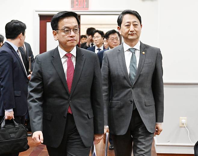 최상목 부총리 겸 기획재정부 장관과 안덕근 산업통상자원부 장관이 24일(현지시간) 미국 워싱턴D.C. 주미대사관에서 한-미 2+2 통상협의(Trade Consultation) 관련 합동브리핑을 하기 이해 이동하고 있다. /기획재정부 제공