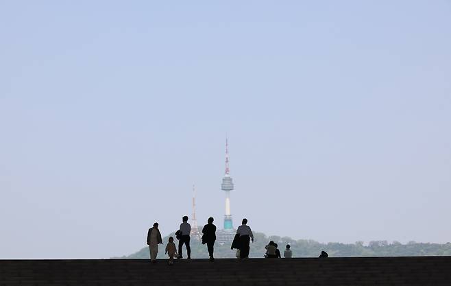 지난 24일 서울 용산구 국립중앙박물관에서 바라본 하늘이 맑다. /연합뉴스