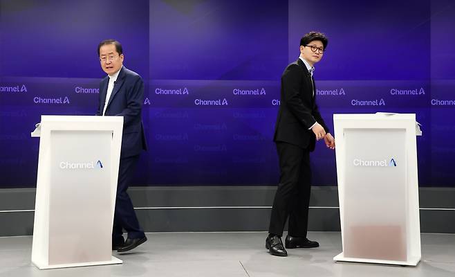 홍준표(왼쪽), 한동훈 국민의힘 대선 경선 후보가 25일 오후 서울 종로구 동아미디어센터 채널A 오픈스튜디오에서 열린 일대일 맞수 토론에 앞서 기념촬영을 한 후 자리로 향하고 있다. /뉴스1