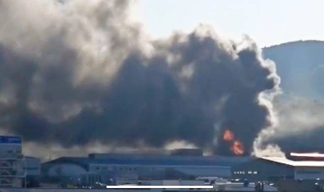25일 오후 5시 31분쯤 충남 천안시 풍세면 산업단지 내 한 화장품 원료 공장에서 불이 났다./연합뉴스 제공