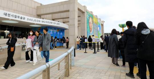 '불멸의 화가 반 고흐 in 대전' 을 관람하기 위해 대전시립미술관에 몰려든 시민들. 김영태 기자.