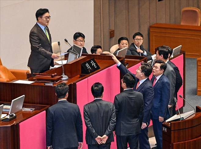 권성동 국민의힘 원내대표가 24일 국회에서 열린 본회의에서 한덕수 대통령 권한대행 국무총리의 추가경정예산안 시정연설 관련 우원식 국회의장의 발언에 대해 항의를 하고 있다. ⓒ데일리안 홍금표 기자
