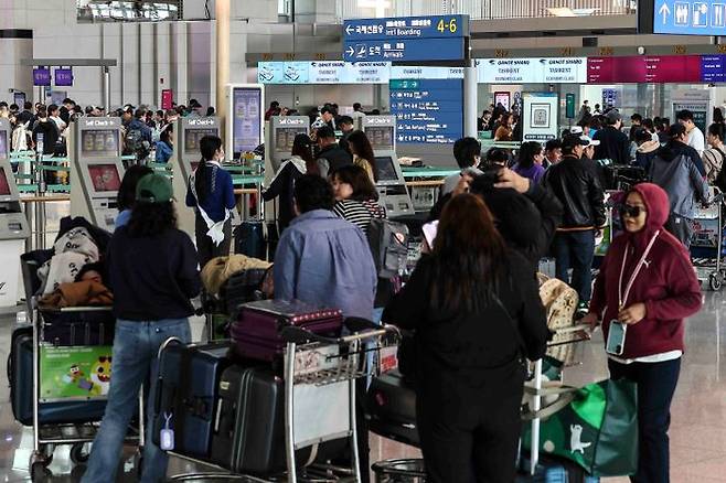 인천공항에서 관광객들이 해외 출국을 준비하고 있다. ⓒ뉴시스