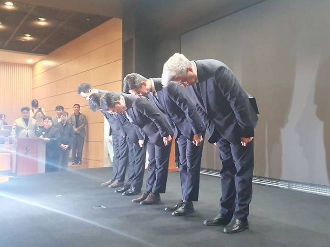 유영상 SK텔레콤(SKT) 사장(오른쪽에서 세 번째) 25일 서울 을지로 SK텔레콤 사옥에서 가진 '고객 정보 보호조치 강화' 설명회에서 사이버 침해 사고에 대해 임원들과 사과하고 있다.ⓒ데일리안조인영 기자