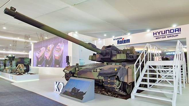 K2 전차 실물이 24일(현지시간) 페루 리마에서 열린 SITDEF 현대로템 전시관에 서있다.ⓒ현대로템