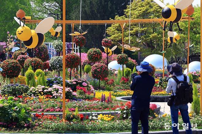 올해로 제17회를 맞은 2025 고양국제꽃박람회는&nbsp;25일부터 5월 11일까지 ‘꽃, 상상 그리고 향기’를 주제로 경기 고양시&nbsp;일산호수공원 일원에서 개최된다.고양=전영한 기자 scoopjyh@donga.com
