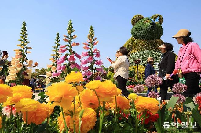 제17회 고양국제꽃박람회에서 가장 인기 있는 ‘꿈꾸는 정원’의&nbsp;메인 조형물 황금빛 판다가 방문객을 맞이하고 있다. 고양=전영한 기자 scoopjyh@donga.com