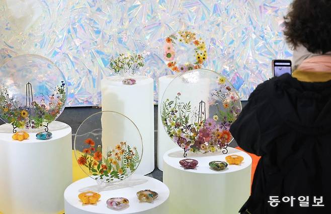 ‘숨 쉬는 실내정원’은 전시관 내부 벽면을 활용한 약 20m 수직 정원과 공간별 테마를 가진 열린 수평 정원으로 구성돼 열대우림 분위기를 연출했다. 고양=전영한 기자 scoopjyh@donga.com