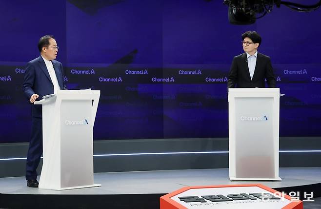 25일 오후 종로구 동아미디어센터 채널A스튜디오에서 국민의힘 대선 2차 경선 진출자인 한동훈, 홍준표 후보가 방송 시작을 기다리고 있다. 2025.04.25 장승윤 기자 tomato99@donga.com