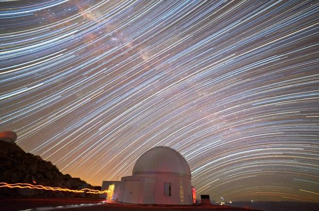 2014년 칠레에서 촬영된 외계행성탐색시스템(KMTNet) 망원경. 한국천문연구원에서 운영하는 외계행성 탐색 전용 망원경 시스템이다. 지구와 비슷한 환경으로 생명체 존재 가능성이 있는 외계행성을 찾기 위해 개발됐다. 2015년 5월 칠레 CTIO, 남아프리카공화국 SAAO, 호주 SSO 천문대에 구축이 완료돼 2015년 10월부터 운영이 시작됐다. 세 천문대는 경도상으로 약 120도 떨어져 있어 지구가 자전해도 24시간 내내 효율적으로 관측할 수 있다. 전영범 한국천문연구원 책임연구원