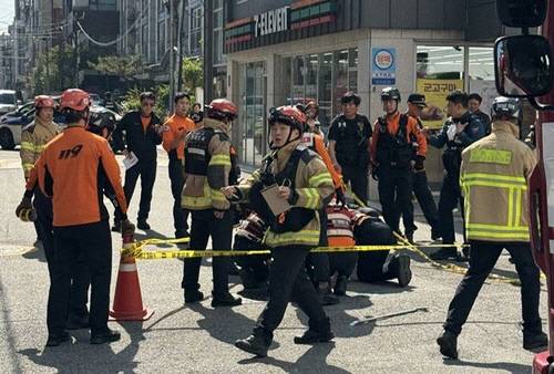25일 서울 역삼동 도로에서 발생한 싱크홀 현장에 출동한 소방관들. [독자 제공=연합뉴스]
