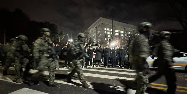 윤석열 대통령의 비상계엄 해제 요구 결의안이 국회 본회의에서 통과된 지난해 12월 4일 새벽 무장 계엄군이 국회를 나서고 있다. 2024.12.4 /사진=뉴스1